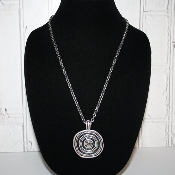 Premier Designs Jewelry - Beautiful silver necklace with glass bead and silver pendant by Premier Designs